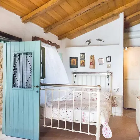 Daire Private In Historic House Lastros